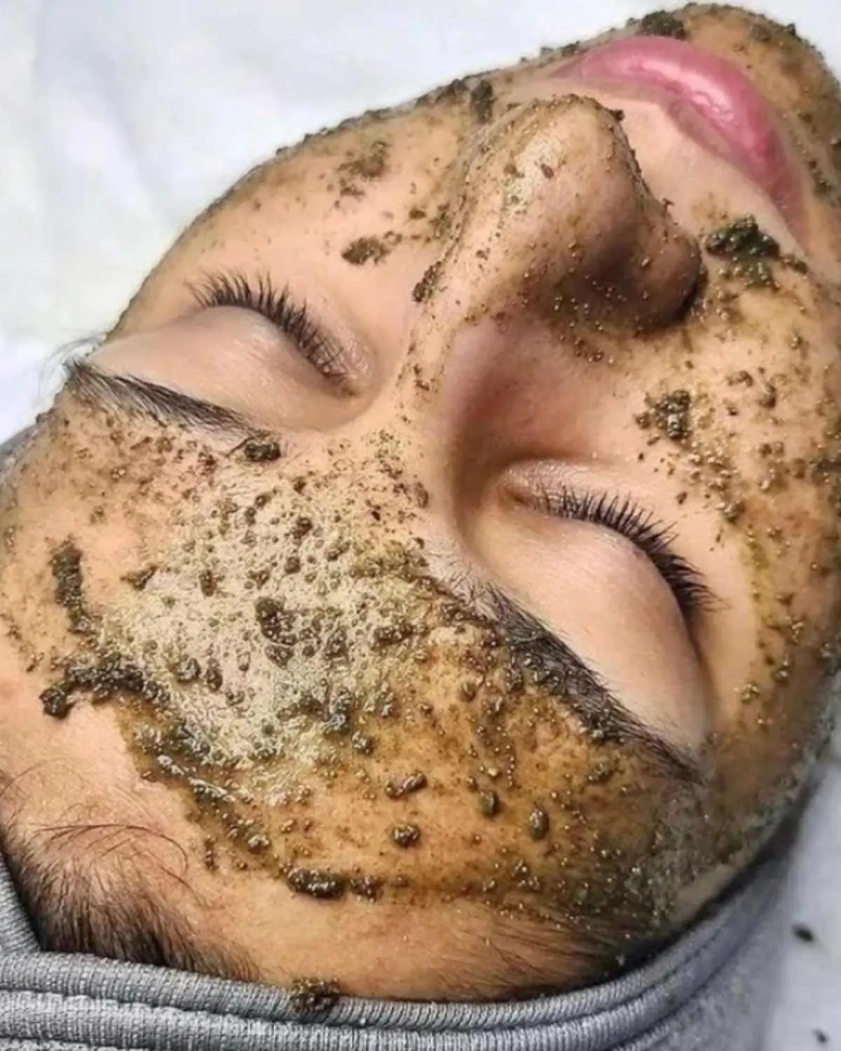 Peeling de algas Zena aplicação rosto em Cascais